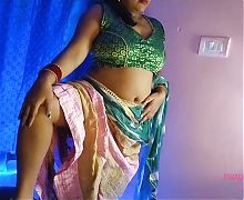 Desi Sexy Bhabhi Nude and Fingering Her Pussy